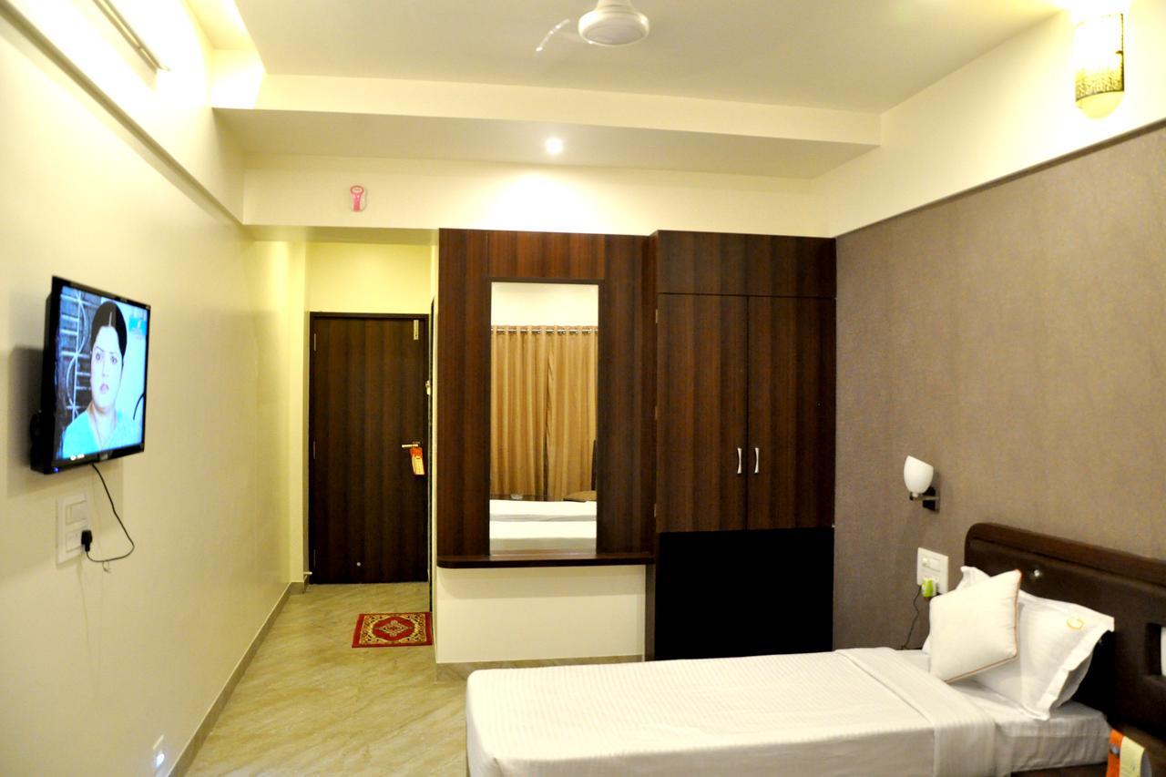 אחמדנגר Hotel Gulmohar Pride מראה חיצוני תמונה