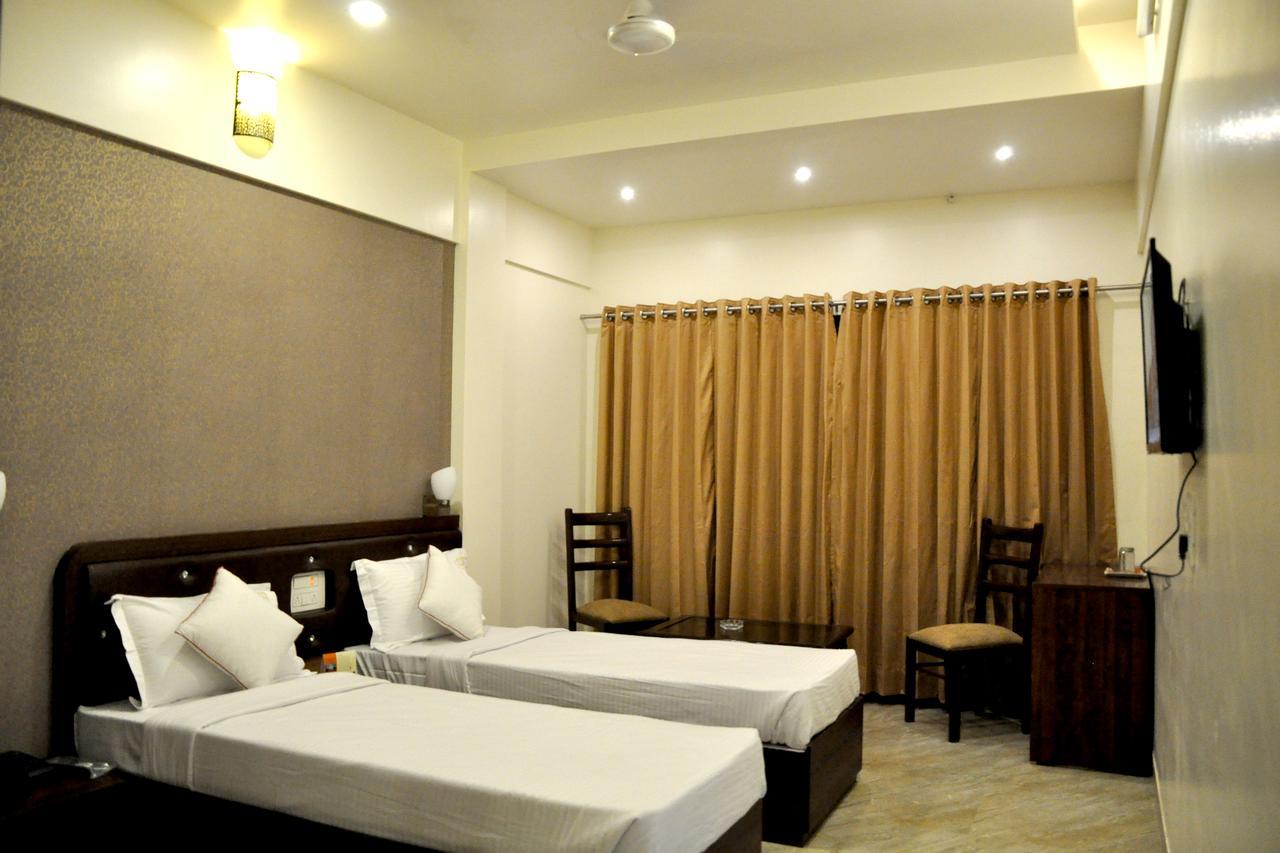 אחמדנגר Hotel Gulmohar Pride מראה חיצוני תמונה