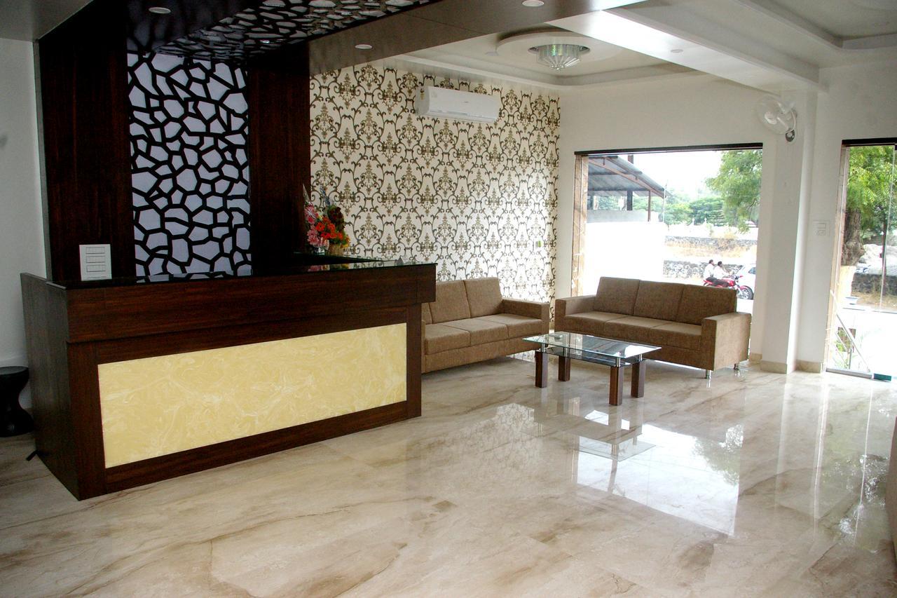 אחמדנגר Hotel Gulmohar Pride מראה חיצוני תמונה