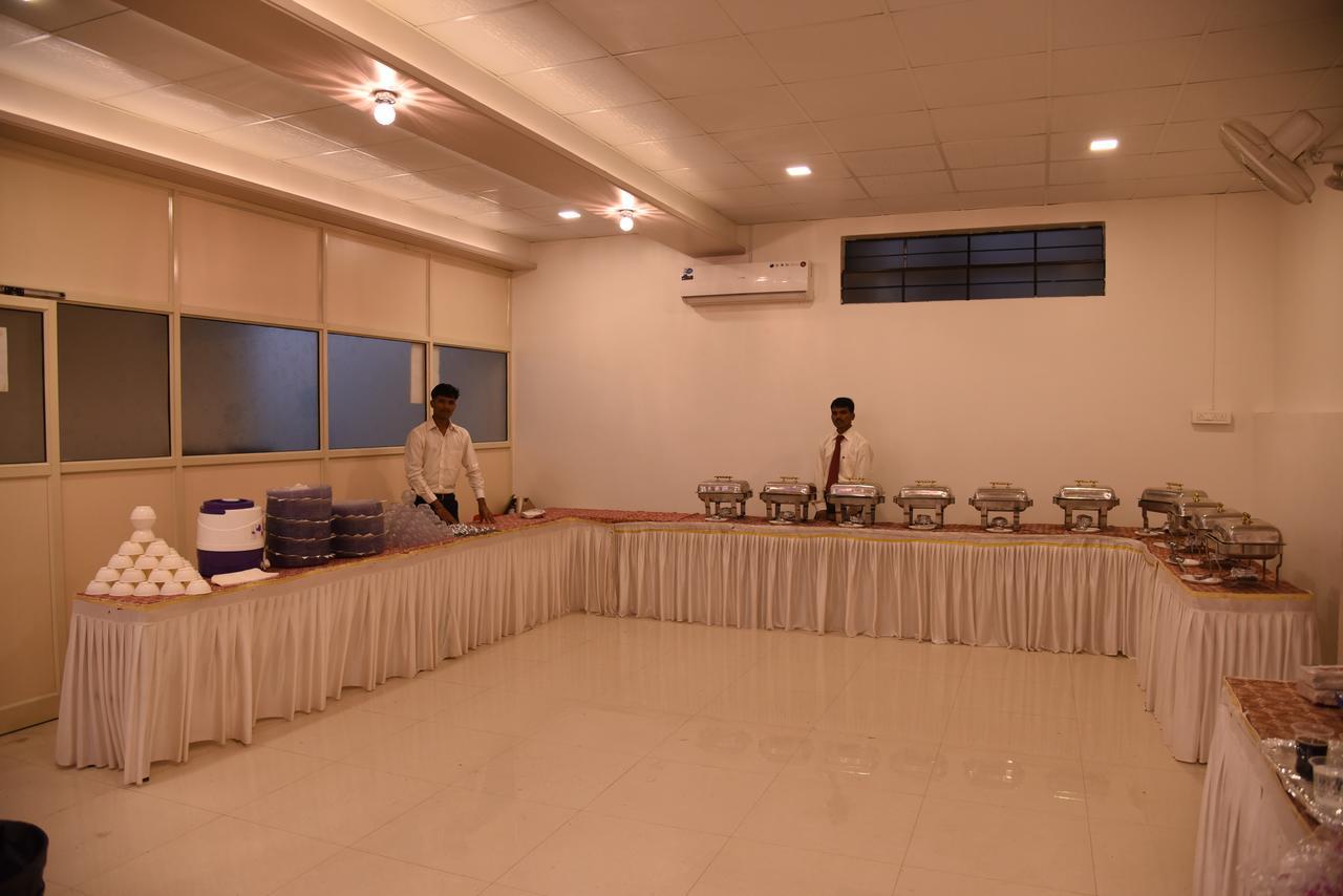 אחמדנגר Hotel Gulmohar Pride מראה חיצוני תמונה
